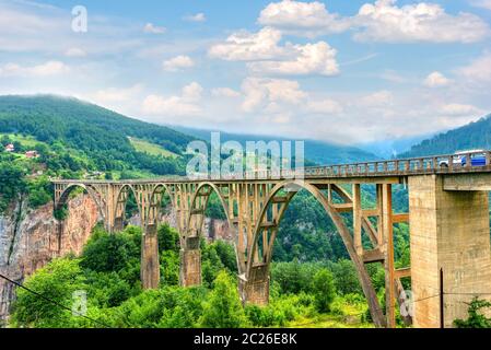 Die djurdjevic der Brücke am Fluss Tara in den Bergen von Montenegro Stockfoto