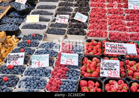 Verschiedene Arten von Beeren für den Verkauf auf dem Markt Stockfoto