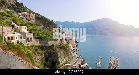 Herrlichen sonnigen Tag anzeigen Atrani Dorf mit Blick auf das Meer mit grünen Weinbergen, Amalfiküste, Italien Stockfoto