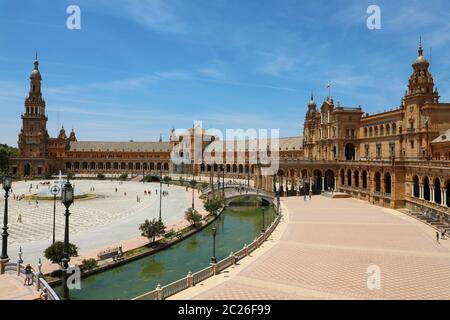 SEVILLA, SPANIEN - 14. JUNI 2018: Plaza de Espana in Sevilla, erbaut im Jahr 1928, ist es ein Beispiel für die Architektur des Regionalismus, die Renaissance- und maurische Stile miteinander kombiniert. Stockfoto