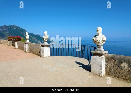 Steinfiguren auf der sonnigen Terrasse der Unendlichkeit in der Villa Cimbrone über dem Meer in Ravello, Amalfi Küste, Italien Stockfoto