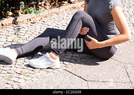 Nahaufnahme einer Frau mit Verstauchung Oberschenkel Stockfoto