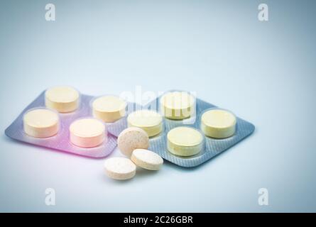 Anthelminthikum Tabletten Tabletten in Blisterpackungen auf weißem Hintergrund mit kopieren. Satz von vier Tabletten Pillen: niclosamide und phenolphthalein Für behandeln Stockfoto