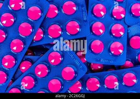 Full Frame der Haufen von Ibuprofen in rosa Tablette Pillen pack in blau Blisterverpackung. Ibuprofen zur Linderung Schmerzen, Kopfschmerzen, hohem Fieber und Anti inflamma Stockfoto