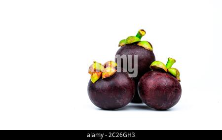 Ganze mangosteen, lila Haut auf weißem Hintergrund mit Leerzeichen getrennt. Tropische Früchte aus Thailand. Die Königin der Früchte. Asien frisches Obst mark Stockfoto