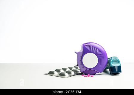 Satz von Asthma Inhalator, accuhaler und Anti-allergie Pillen für die Behandlung von Asthma. Asthma Controller, Helfer Ausrüstung auf weißen Tisch mit kopieren. Br Stockfoto