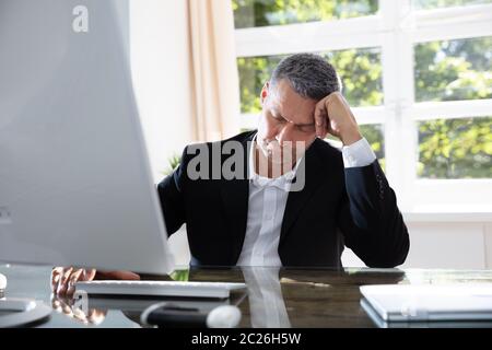 Foto von Müde Reife Geschäftsmann schlafen im Büro Stockfoto