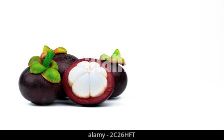 Ganze drei lila Mangosteen und einen anderen Querschnitt auf weißem Hintergrund. Tropische Früchte aus Thailand. Die Königin der Früchte. Asien frische fr Stockfoto