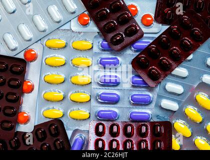 Stapel der bunten Pillen Tabletten in Blisterpackungen. Global Healthcare Konzept. Schmerzmittel Medikament für die Schmerzen lindern. Stockfoto