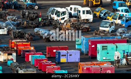 Schwere Maschinen aus zweiter Hand. Alten elektrischen Generator, Traktor, Diesel Motor über die dreckigen Betonboden. Lager von Landmaschinen zu verkaufen. Verwendung Stockfoto