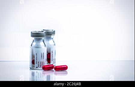 Rifampicin Kapsel zur Behandlung von Tuberkulose und Lepra. Antibiotikaresistenz der Tuberkulose (TB). Antituberculosis Droge. Roten Pillen produzieren reddis Stockfoto