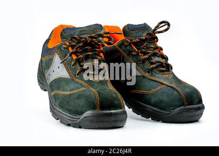 Paar schwarzer Sicherheit Leder Schuhe auf weißem Hintergrund mit Kopie Raum isoliert. Arbeit Schuhe für Männer im Werk oder in der Industrie Fuss von accide zu schützen. Stockfoto