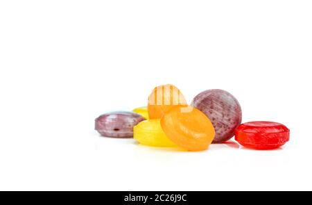 Medizinische Lutschtabletten zur Linderung Husten, Halsschmerzen und Rachen auf weißem Hintergrund. Bunte husten Pastillen. OTC-Produkte in pharmac Stockfoto