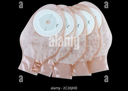 One Piece drainable ileostoma oder colostomy pouch Produkte auf schwarzem Hintergrund isoliert. Fünf pouch stoma Care Produkte auf dunklem Hintergrund. Transparente Stockfoto