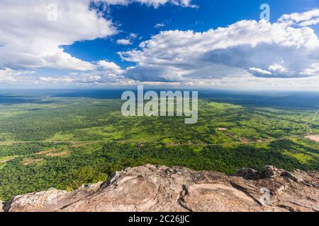 Blick auf die kambodschanische Ebene, vom Hügel des Preah Vihear Tempels (an der Klippe des Main Tempels), Kambodscha, Südostasien, Asien Stockfoto