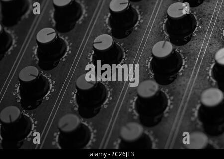 Audio Sound Mixer console. Sound Mixing Desk. Musik mixer Control Panel im Aufnahmestudio. Audio Mixing Konsole und Einstellknopf. Tontechniker. Stockfoto