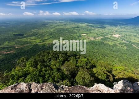 Blick auf die kambodschanische Ebene, vom Hügel des Preah Vihear Tempels (an der Klippe des Main Tempels), Kambodscha, Südostasien, Asien Stockfoto