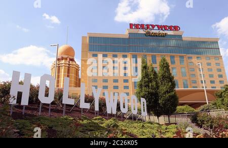 Maryland Heights, Usa. Juni 2020. Das Hollywood Hotel and Casino hat am Dienstag, den 16. Juni 2020, in Maryland Heights, Missouri, wieder für die Öffentlichkeit geöffnet. Nachdem die Gäste wegen COVID-19-Bedenken fast drei Monate lang geschlossen waren, werden sie nun Fragen zu ihrer Gesundheit stellen, bevor sie in die Kasinoetage eingelassen werden. Zwischen den Maschinen sind Plexiglasabscheider installiert, und die Gäste werden aufgefordert, Masken zu tragen, während sie die Maschinen benutzen. Foto von Bill Greenblatt/UPI Kredit: UPI/Alamy Live News Stockfoto