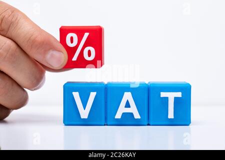 Die Person, Rot Prozentsatz Block über die Mwst auf weißem Hintergrund Stockfoto