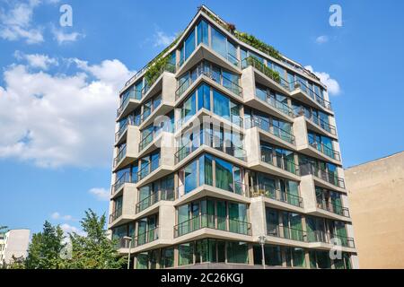 Modernes Apartmentgebäude mit deckenhohen Fenstern in Berlin gesehen, Deutschland Stockfoto