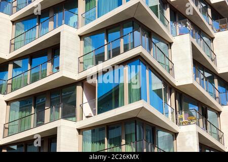 Detail einer modernen Wohnanlage mit deckenhohen Fenstern in Berlin gesehen, Deutschland Stockfoto