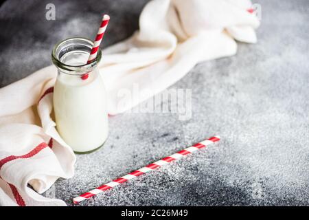 Abfüller der Milch in der Küche Stockfoto