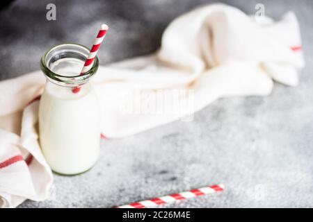 Abfüller der Milch in der Küche Stockfoto