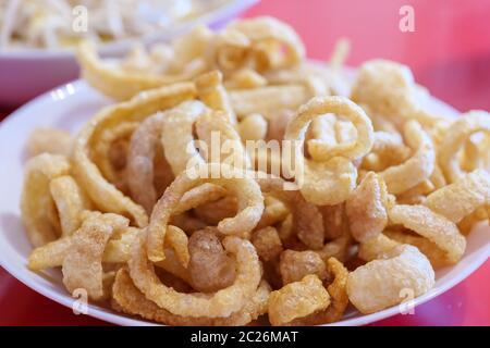 Haufen frittierte oder backen Schweinefleisch Snack, Schweinefleisch Rinde, Schweinefleisch Kratzen oder Schweinefleisch knistern auf weißem Gericht. Stockfoto