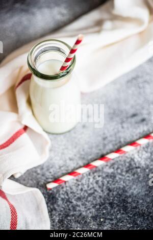 Abfüller der Milch in der Küche Stockfoto