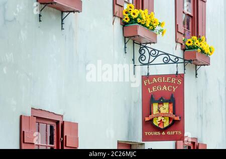 Gelbe Gänseblümchen erhellen Fensterboxen bei Flagler's Legacy auf St. George Street, 11. April 2015, in St. Augustine, Florida. Stockfoto