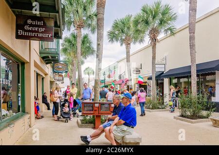 Touristen erkunden die Geschäfte auf der St. George Street, 11. April 2015, in St. Augustine, Florida. In der Fußgängerzone finden Sie Geschäfte und Boutiquen. Stockfoto