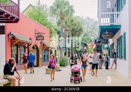 Touristen erkunden die Geschäfte auf der St. George Street, 11. April 2015, in St. Augustine, Florida. In der Fußgängerzone finden Sie Geschäfte und Boutiquen. Stockfoto