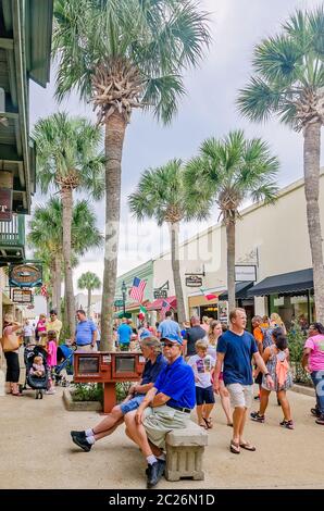 Touristen erkunden die Geschäfte auf der St. George Street, 11. April 2015, in St. Augustine, Florida. In der Fußgängerzone finden Sie Geschäfte und Boutiquen. Stockfoto