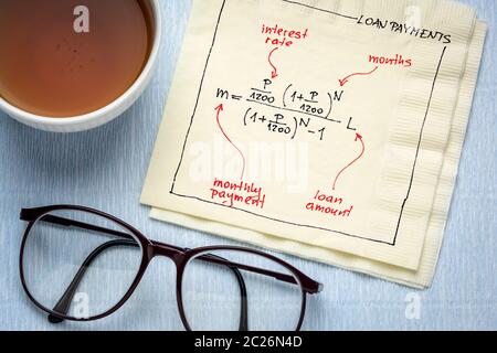 Kreditzahlung Gleichung skizziert auf einer Serviette mit einer Tasse Tee, Business oder persönliche Finanzierung Konzept Stockfoto