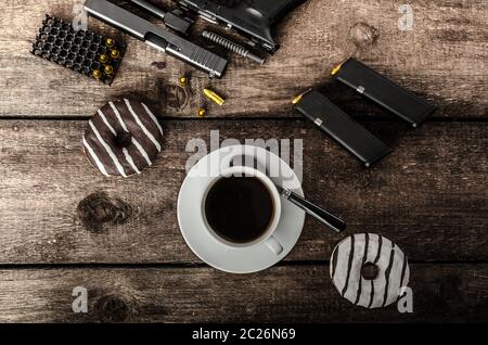 Amerikanische Polizisten Morgen, Donuts, Saft, frischen schwarzen Kaffee und seine Waffe Stockfoto