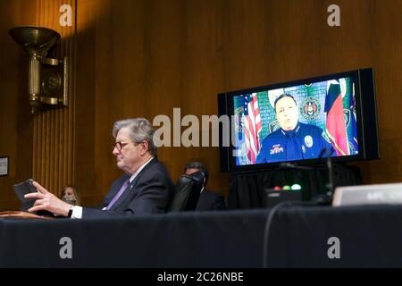 Washington, Vereinigte Staaten Von Amerika. Juni 2020. Vereinigte Staaten Senator John Neely Kennedy (Republikaner von Louisiana) Liest während Houston Police Chief Art Acevedo durch Video während einer Anhörung des US-Senats Justizausschuss bezeugt, um Fragen zu untersuchen, die Rasse und Polizeipraktiken in der Nachwirkung des Todes in Minneapolis Polizeigewahrsam von George Floyd und die Bürgerunruhen, die folgten, auf Capitol Hill in Washington, USA, Juni 16, 2020. Quelle: Jonathan Ernst/Pool via CNP Quelle: dpa/Alamy Live News Stockfoto