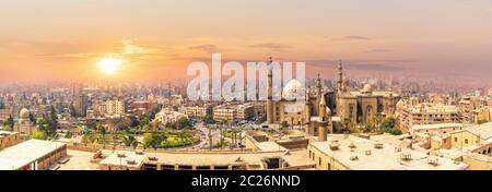 Moschee-Madrassa von Sultan Hassan im Sonnenuntergang Panorama von Kairo, Ägypten. Stockfoto