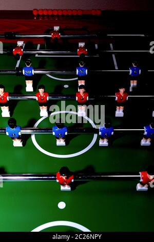 Arcade-Tischfußball mit Werkzeugen zum Spielen für Büro- und Heimspiele. Stockfoto