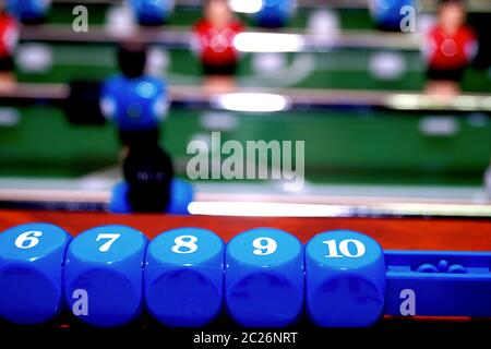 Arcade-Tischfußball mit Werkzeugen zum Spielen für Büro- und Heimspiele. Stockfoto