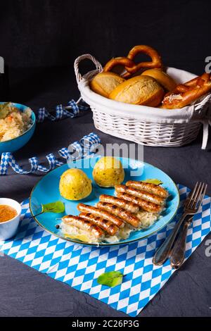 thüringer Bratwurst mit Sauerkraut und Knödel Stockfoto