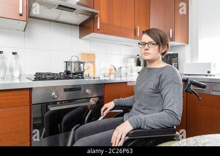 Behinderte Frau Kochen in der Küche Stockfoto