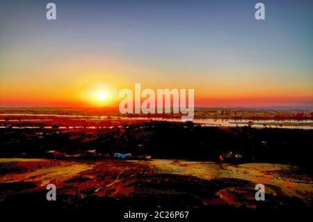 Sonnenuntergang Panorama Blick auf Nil von Beni Hasan archäologische Stätte am Minya, Ägypten Stockfoto