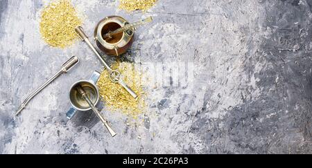 Mate Tee beliebt in Lateinamerika. Yerba Mate in Calabash und trockene Kraut. Stockfoto