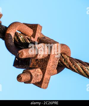 Schraubzwinge für das Stahlseil der Brücke. Verbindende Elemente der Konstruktion. Stockfoto