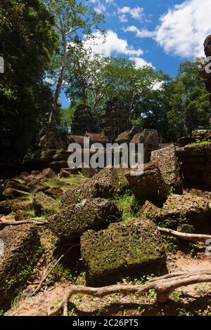 Innenhof des Ta Prohm Tempels, mit Rubel, Alter Khmer Tempel, Angkor Archäologischer Park, Siem Reap, Kambodscha, Südostasien, Asien Stockfoto
