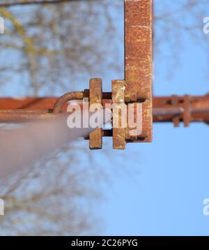 Schraubzwinge für das Stahlseil der Brücke. Verbindende Elemente der Konstruktion. Stockfoto