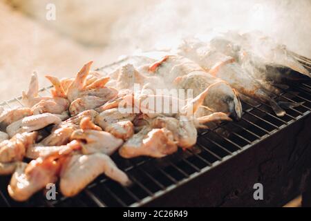 Auf gegrilltem Schweinefleisch Grill, Holzkohle Grill zubereitet ist wunderschön. Das Fleisch auf dem Feuer. Das Fleisch auf die Kohlen Stockfoto