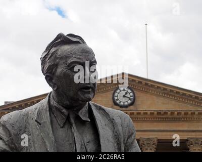 Statue des ehemaligen Premierministers Gründer der Open University, Harold Wilson. Labour-Politiker, außerhalb der Huddersfield Railway Stockfoto