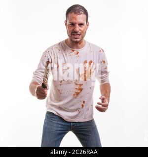 Eine blutige Szene mit einem Mann und einem blutüberzogenen Messer in der Hand isoliert auf weißem Hintergrund. Violen Stockfoto