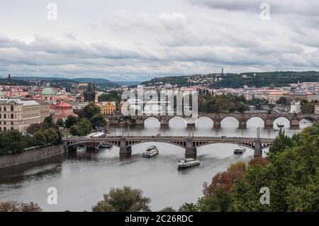 Prag, Tschechische Republik, Blick auf den Fluss und Vltata Brücken über es im historischen Stadtzentrum Stockfoto